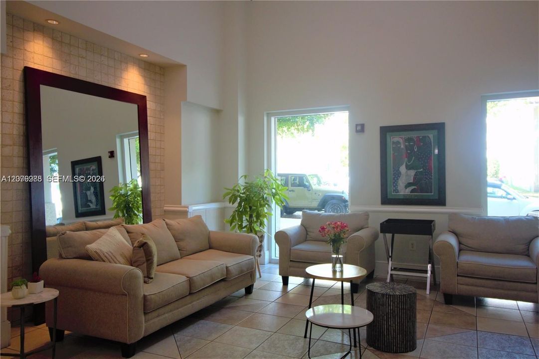 For Sale: $310,000 (1 beds, 1 baths, 778 Square Feet)