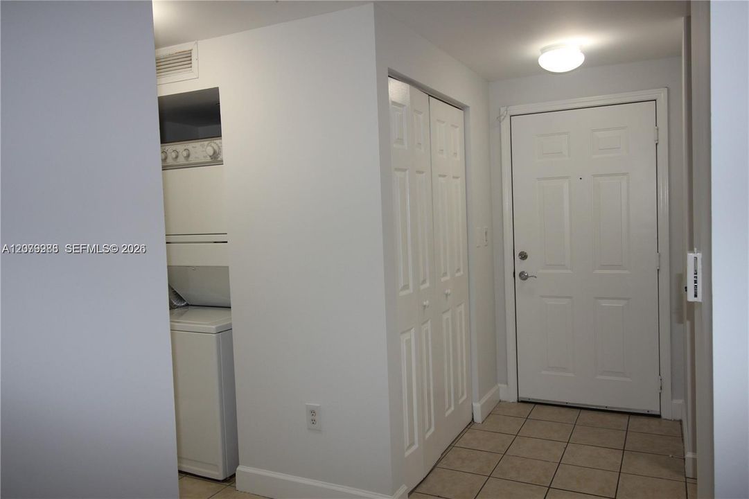 For Sale: $310,000 (1 beds, 1 baths, 778 Square Feet)