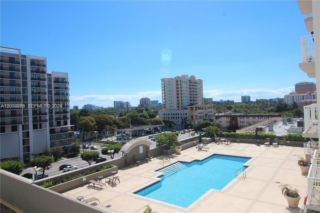 For Sale: $310,000 (1 beds, 1 baths, 778 Square Feet)