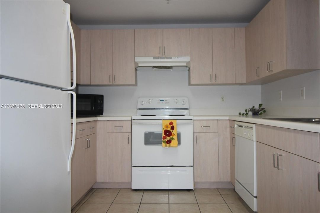 For Sale: $310,000 (1 beds, 1 baths, 778 Square Feet)