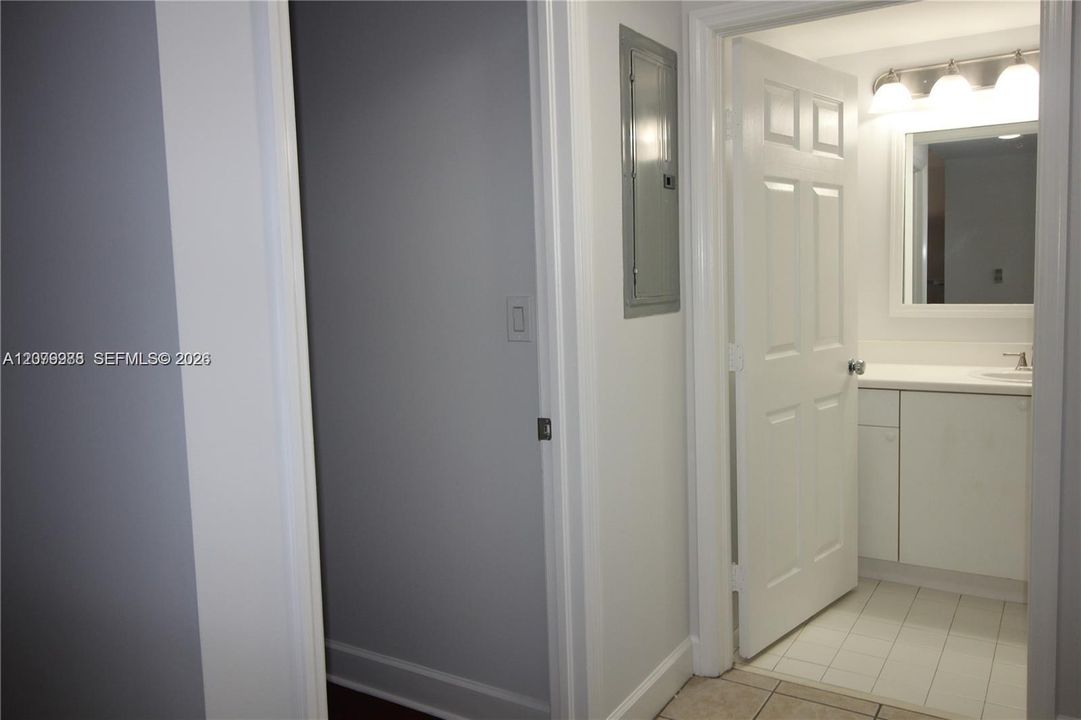 For Sale: $310,000 (1 beds, 1 baths, 778 Square Feet)