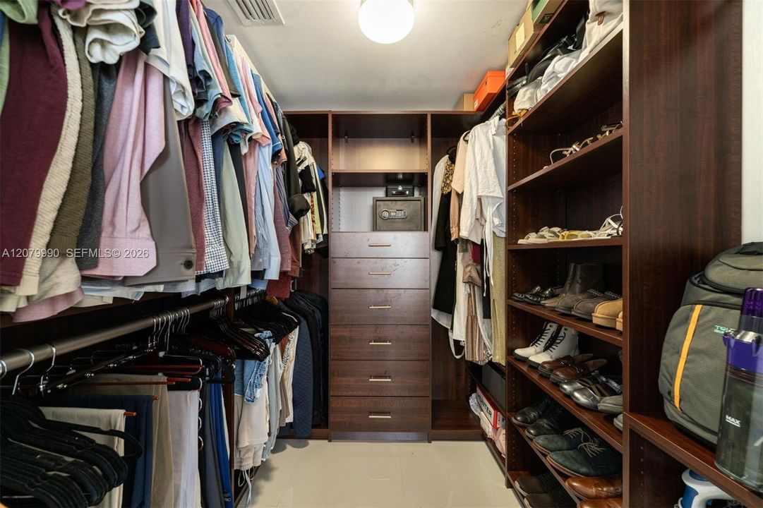 For Sale: $630,000 (1 beds, 1 baths, 1035 Square Feet)