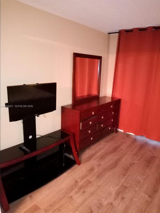 На продажу: $185,000 (1 спален, 1 ванн, 730 Квадратных фут)