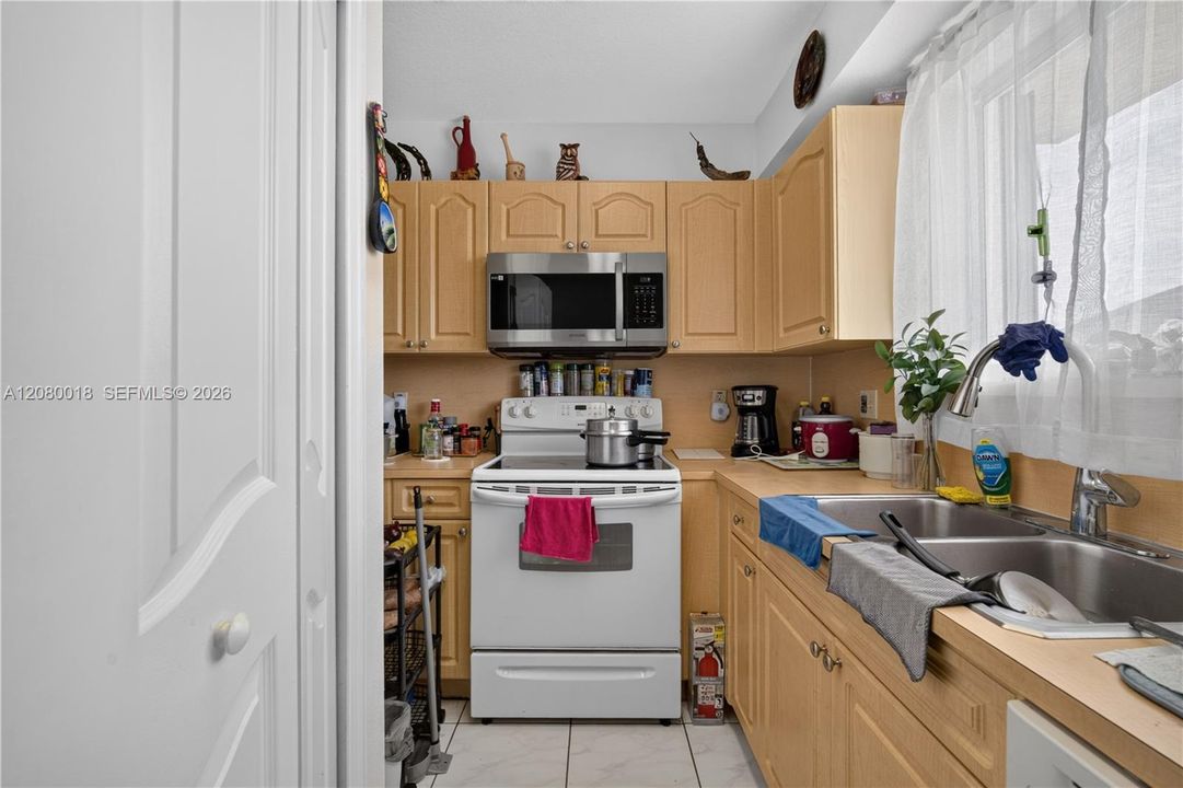На продажу: $315,000 (2 спален, 2 ванн, 1101 Квадратных фут)
