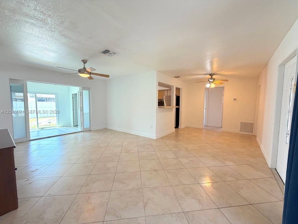 For Rent: $4,690 (4 beds, 2 baths, 1044 Square Feet)