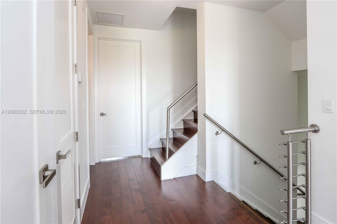 En Venta: $810,000 (4 camas, 3 baños, 2335 Pies cuadrados)
