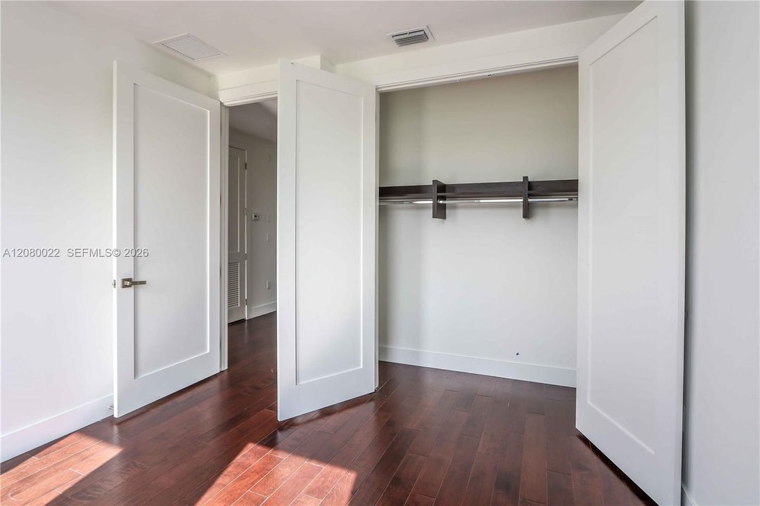 En Venta: $810,000 (4 camas, 3 baños, 2335 Pies cuadrados)