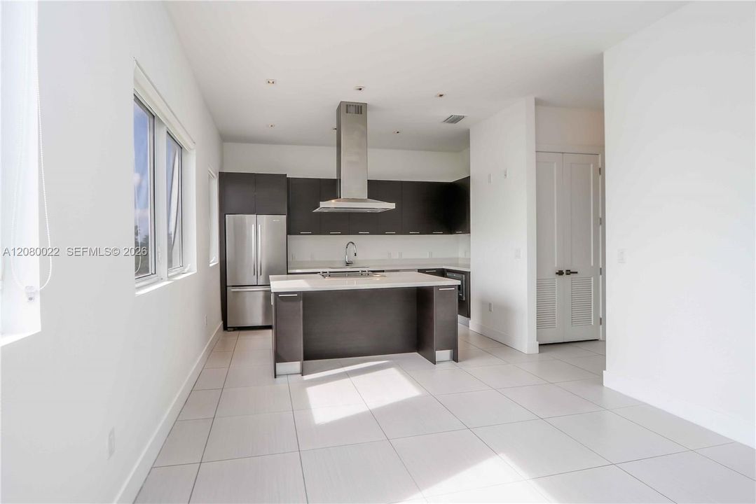 En Venta: $810,000 (4 camas, 3 baños, 2335 Pies cuadrados)