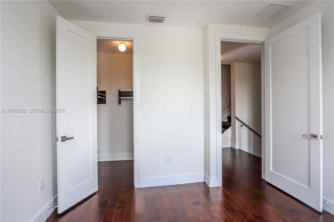 En Venta: $810,000 (4 camas, 3 baños, 2335 Pies cuadrados)