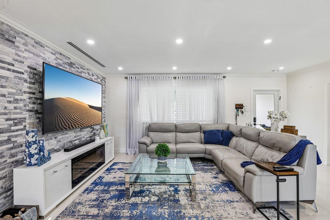 7-web-or-mls-NE 18th St-S0109-007