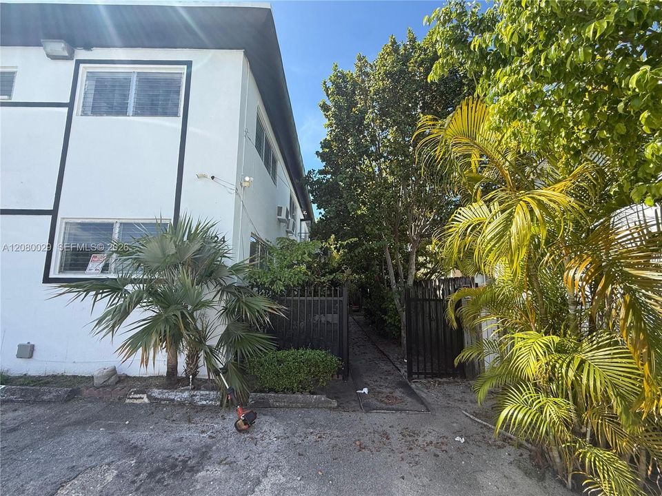 For Rent: $2,650 (3 beds, 2 baths, 4886 Square Feet)