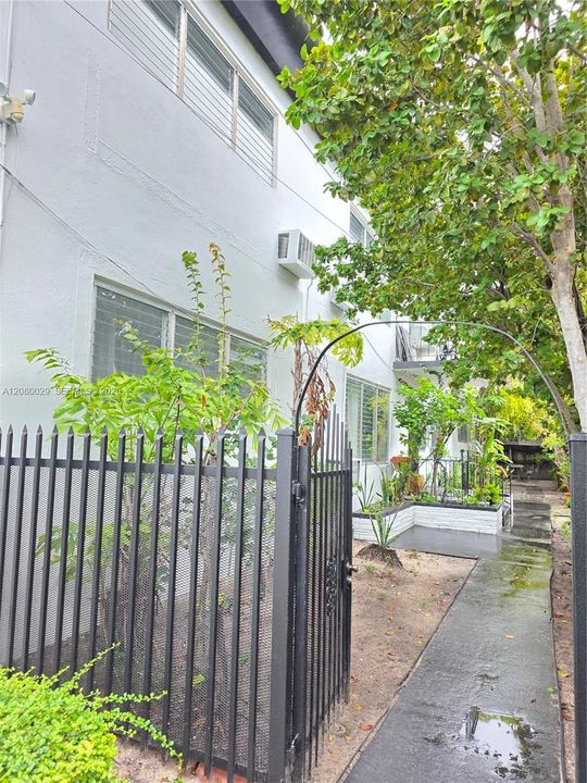 For Rent: $2,650 (3 beds, 2 baths, 4886 Square Feet)