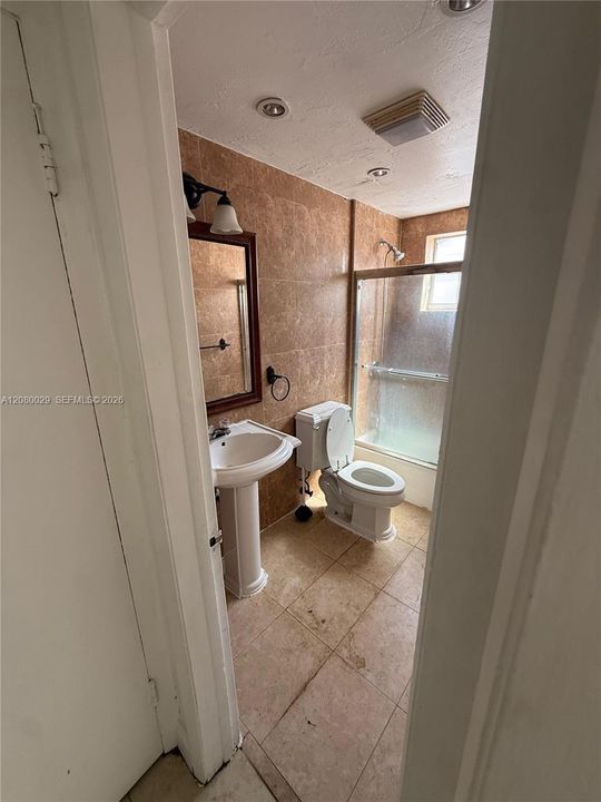 For Rent: $2,650 (3 beds, 2 baths, 4886 Square Feet)