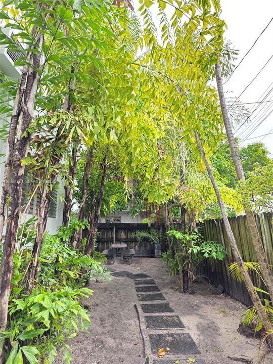 For Rent: $2,650 (3 beds, 2 baths, 4886 Square Feet)