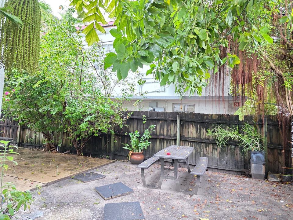 For Rent: $2,650 (3 beds, 2 baths, 4886 Square Feet)
