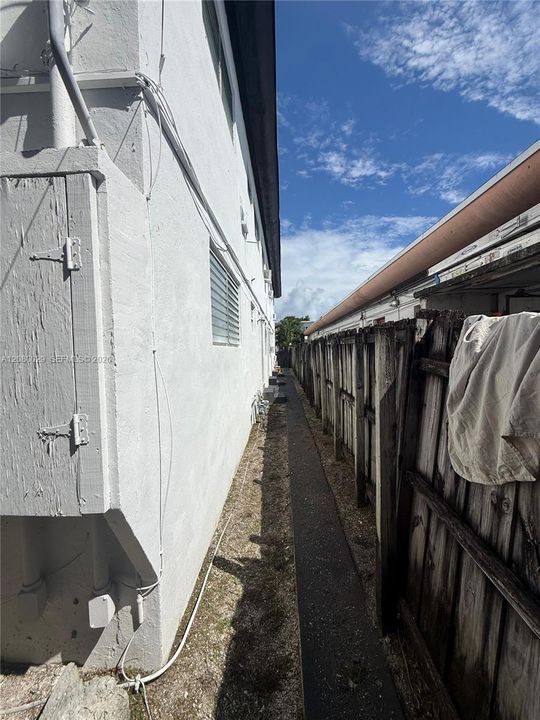 For Rent: $2,650 (3 beds, 2 baths, 4886 Square Feet)