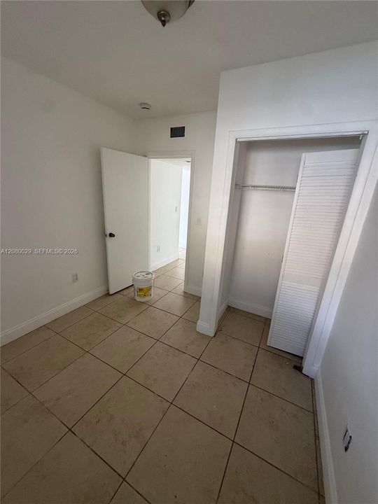 For Rent: $2,650 (3 beds, 2 baths, 4886 Square Feet)