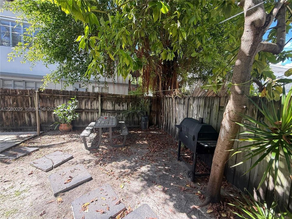 For Rent: $2,650 (3 beds, 2 baths, 4886 Square Feet)