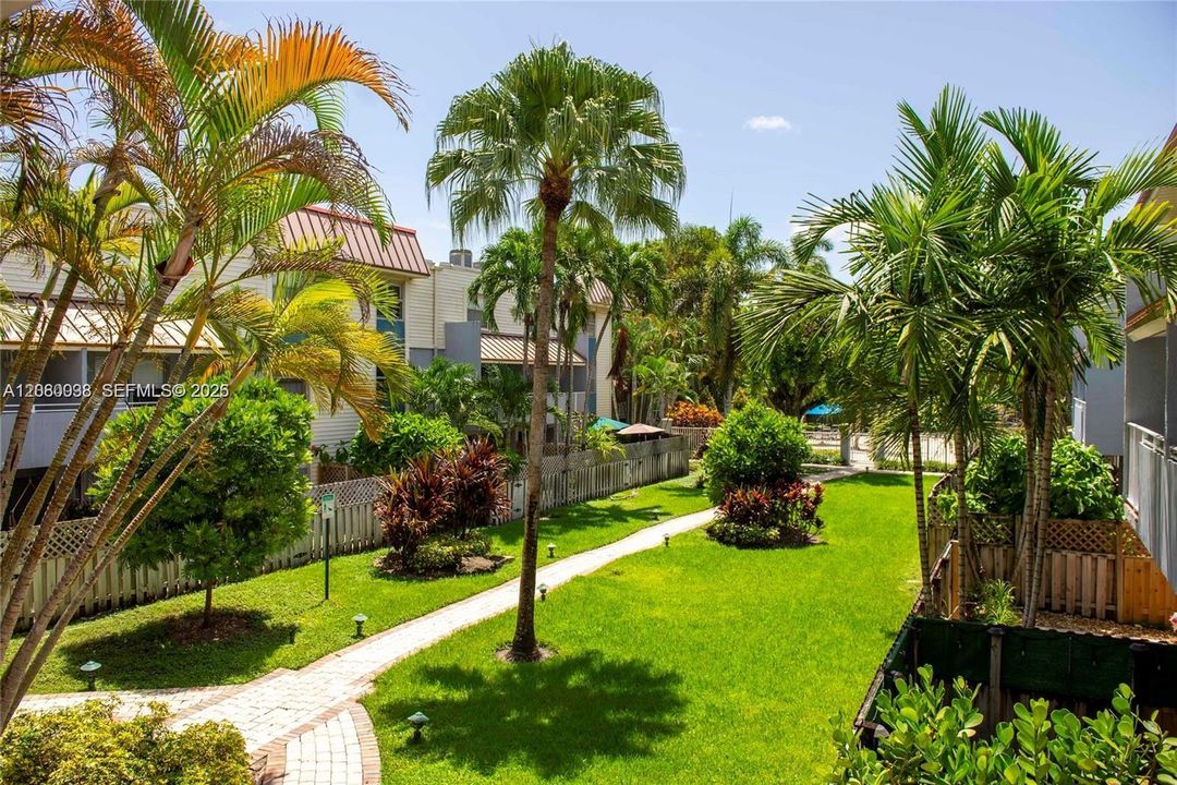 For Sale: $345,000 (2 beds, 1 baths, 1012 Square Feet)