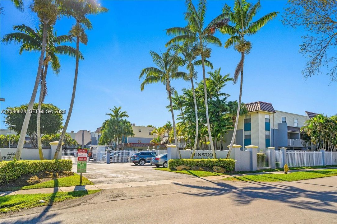 For Sale: $345,000 (2 beds, 1 baths, 1012 Square Feet)