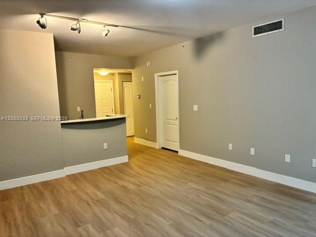 For Rent: $2,200 (1 beds, 1 baths, 720 Square Feet)