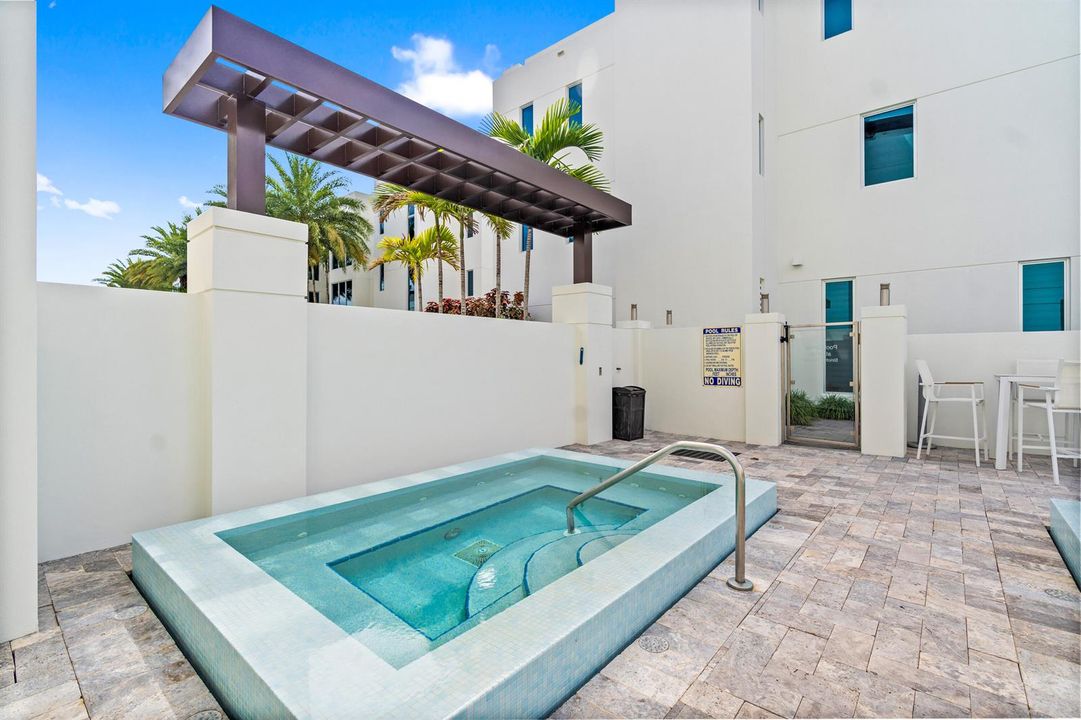 221 Shore Ct Community Jacuzzi