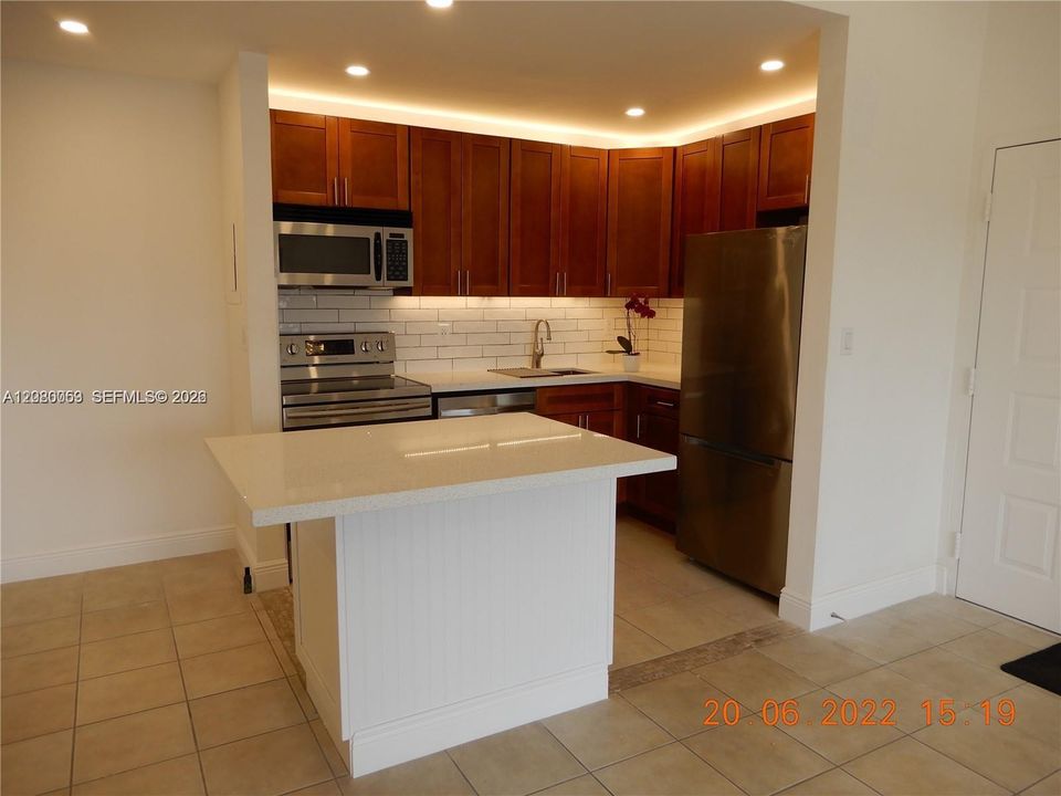 For Rent: $1,900 (1 beds, 1 baths, 679 Square Feet)