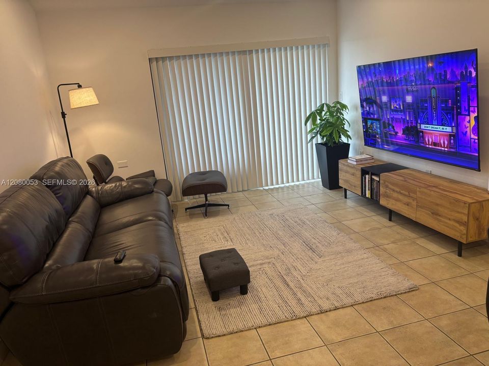 For Rent: $1,900 (1 beds, 1 baths, 679 Square Feet)