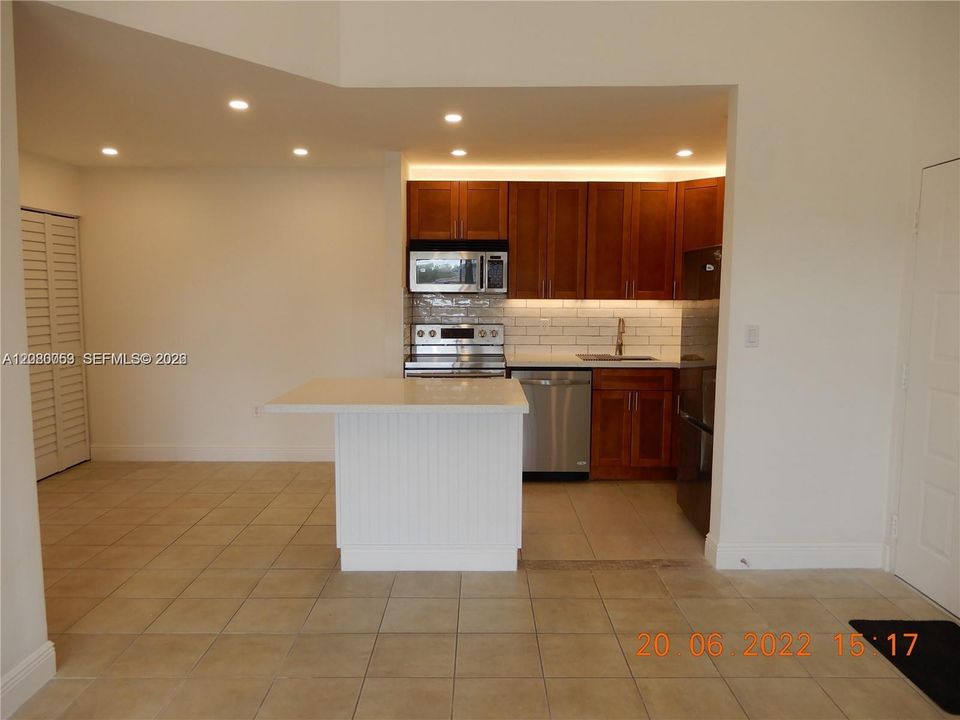 For Rent: $1,900 (1 beds, 1 baths, 679 Square Feet)
