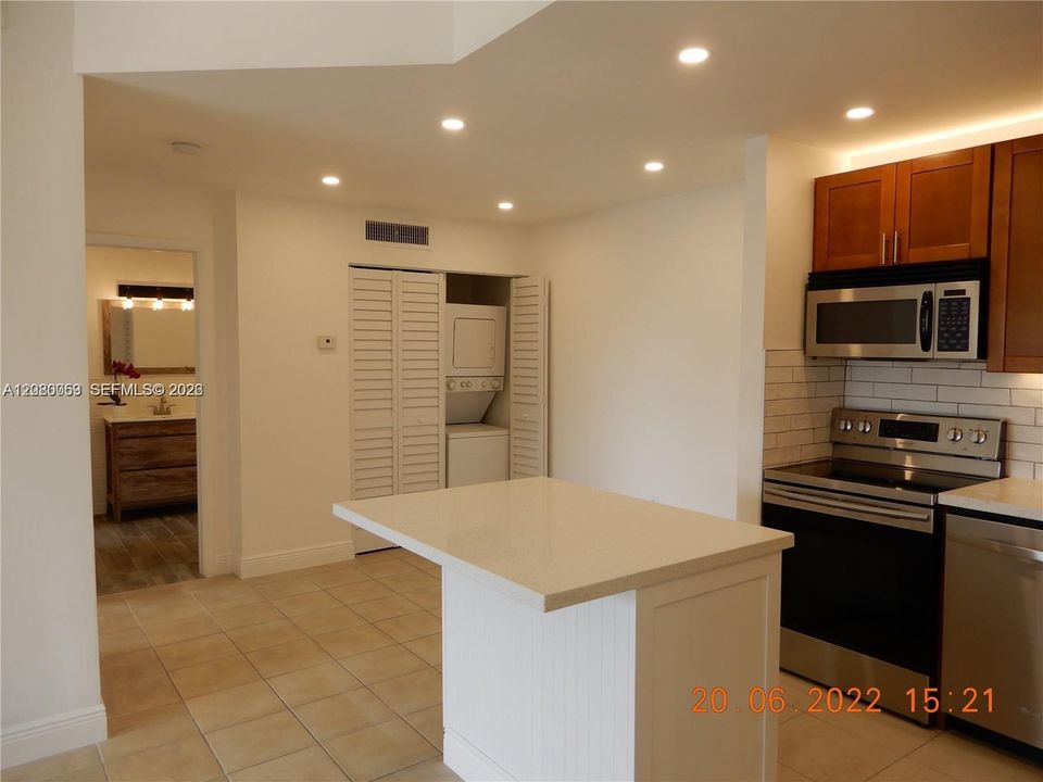 For Rent: $1,900 (1 beds, 1 baths, 679 Square Feet)