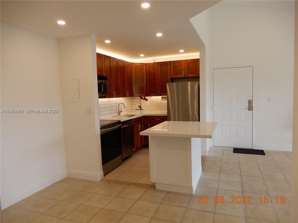For Rent: $1,900 (1 beds, 1 baths, 679 Square Feet)