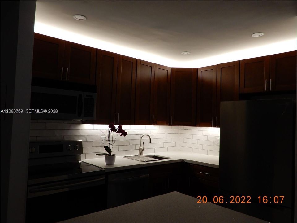 For Rent: $1,900 (1 beds, 1 baths, 679 Square Feet)