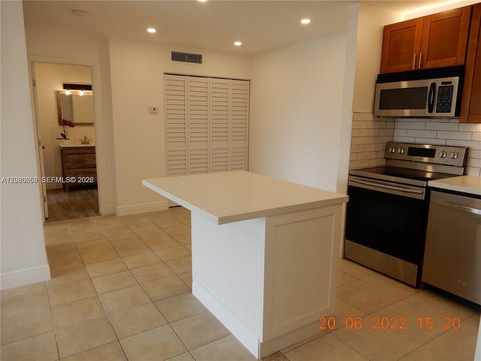 For Rent: $1,900 (1 beds, 1 baths, 679 Square Feet)