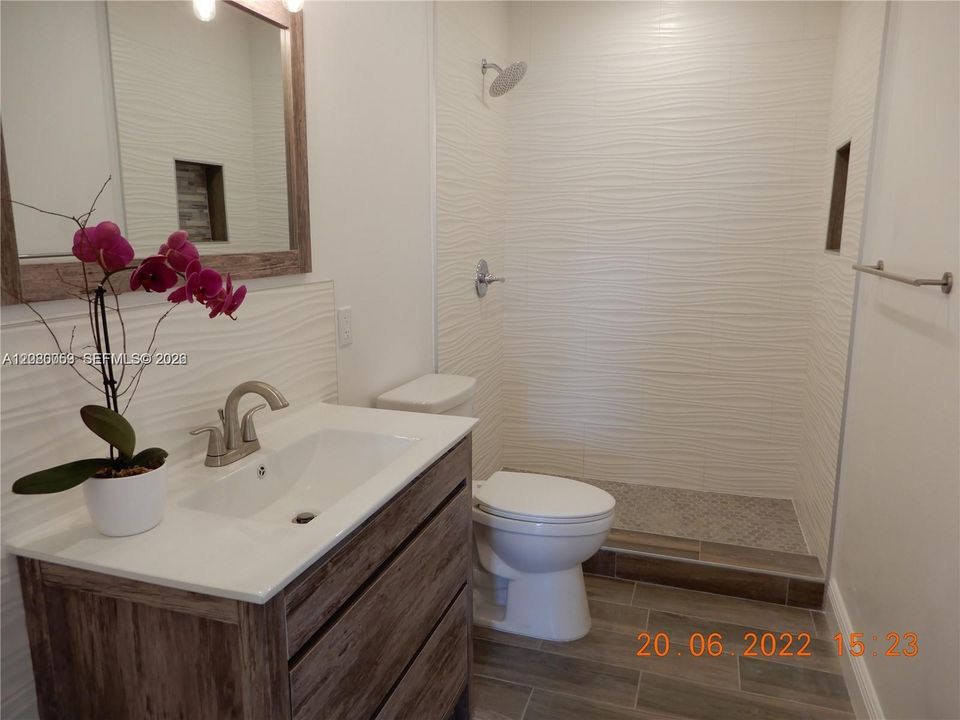 For Rent: $1,900 (1 beds, 1 baths, 679 Square Feet)