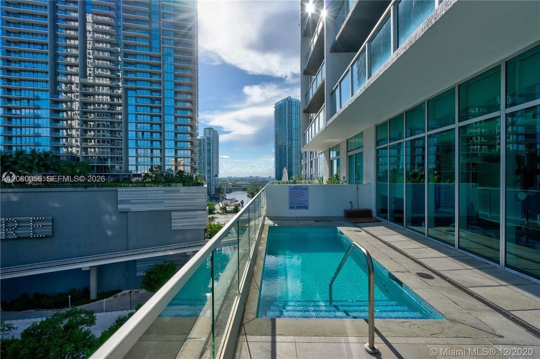 For Sale: $449,000 (1 beds, 1 baths, 738 Square Feet)