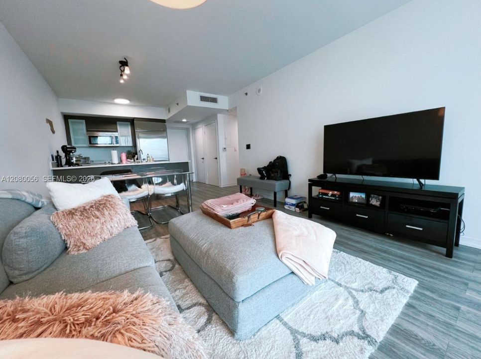 For Sale: $449,000 (1 beds, 1 baths, 738 Square Feet)