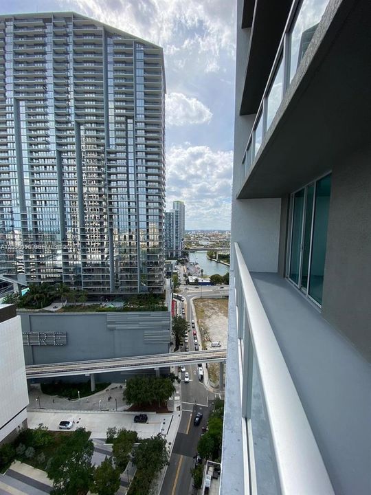 For Sale: $449,000 (1 beds, 1 baths, 738 Square Feet)