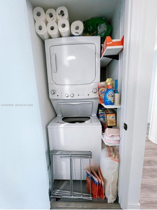 For Sale: $449,000 (1 beds, 1 baths, 738 Square Feet)