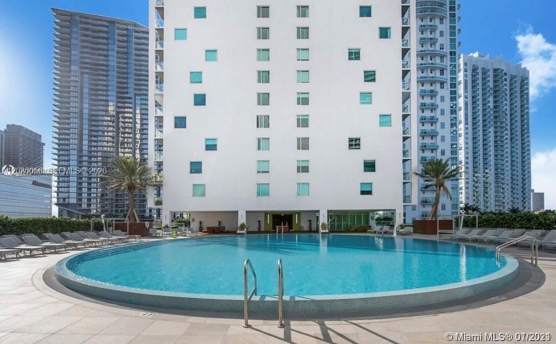 For Sale: $449,000 (1 beds, 1 baths, 738 Square Feet)