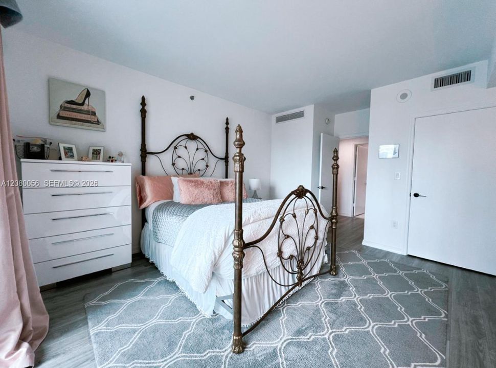 For Sale: $449,000 (1 beds, 1 baths, 738 Square Feet)