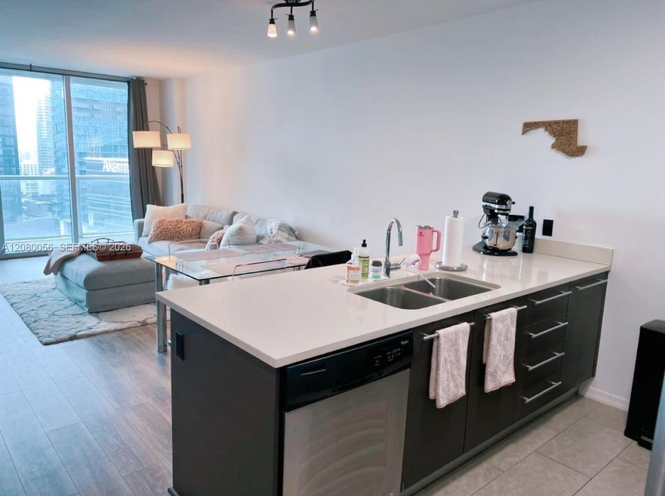 For Sale: $449,000 (1 beds, 1 baths, 738 Square Feet)