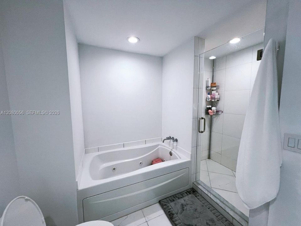 For Sale: $449,000 (1 beds, 1 baths, 738 Square Feet)