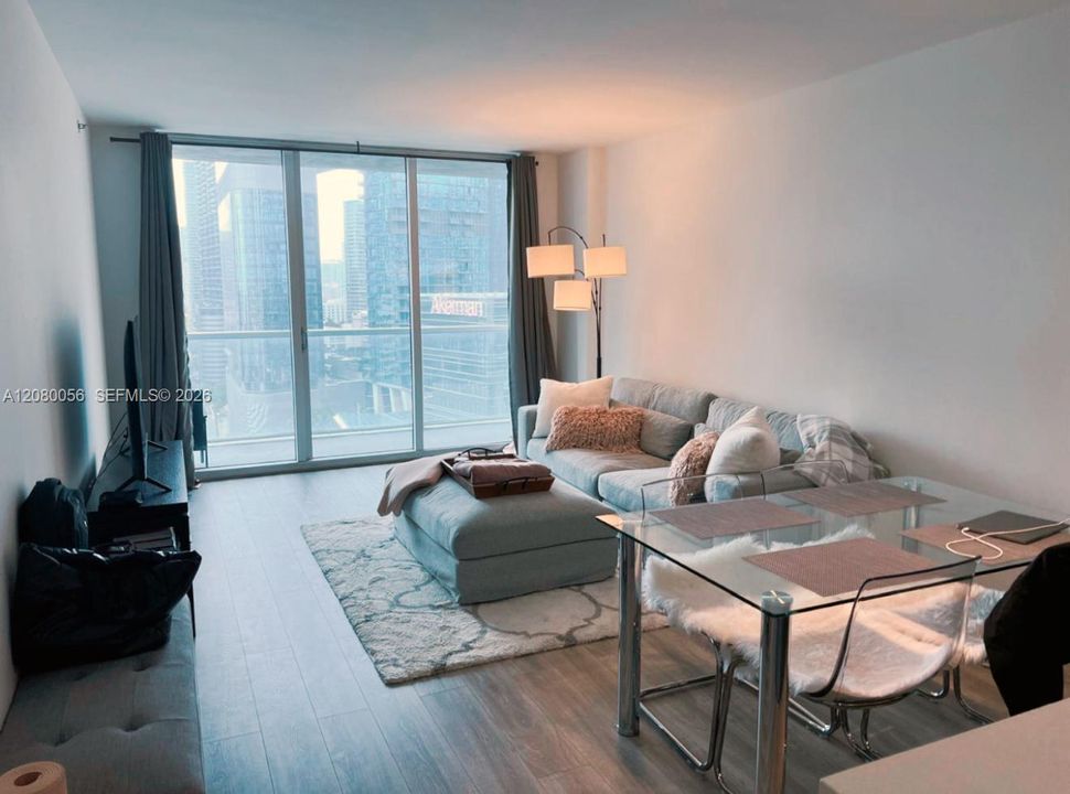 For Sale: $449,000 (1 beds, 1 baths, 738 Square Feet)