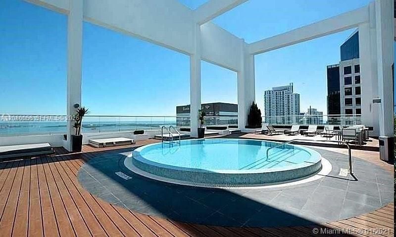 For Sale: $449,000 (1 beds, 1 baths, 738 Square Feet)