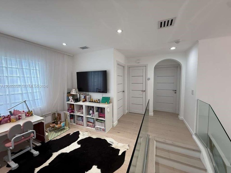 For Sale: $1,649,000 (3 beds, 2 baths, 2338 Square Feet)
