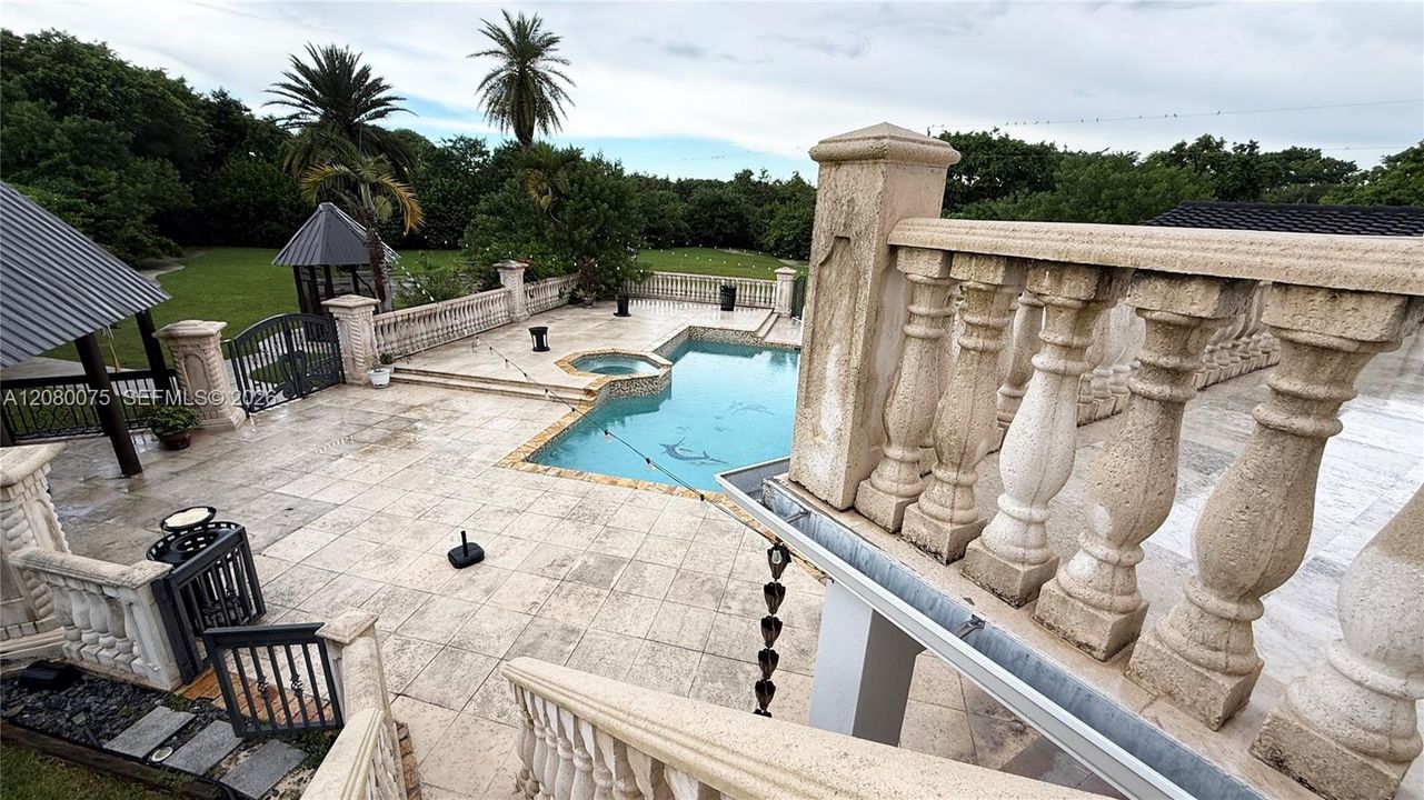 出租: $7,400 (4 贝兹, 3 浴室, 3948 平方英尺)