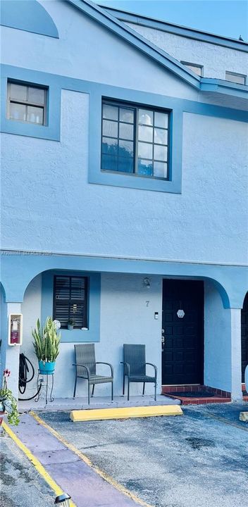 For Sale: $210,000 (1 beds, 1 baths, 624 Square Feet)