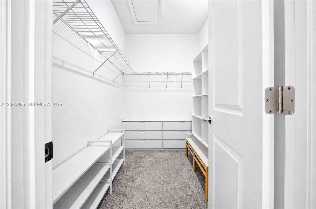 En Venta: $415,000 (4 camas, 2 baños, 1843 Pies cuadrados)