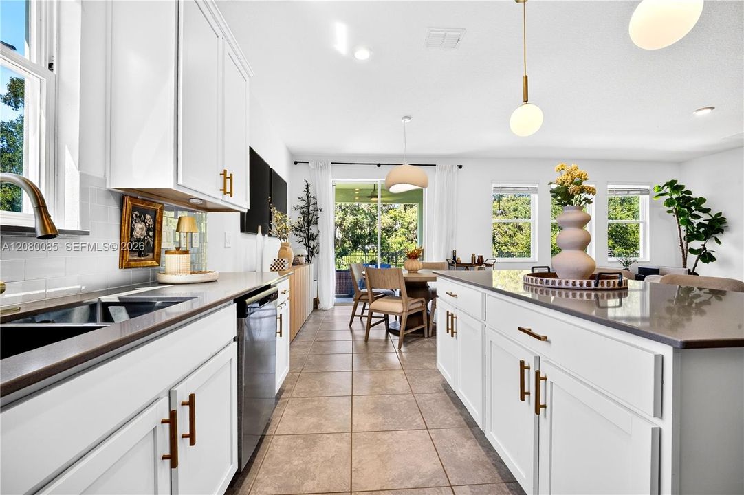 En Venta: $415,000 (4 camas, 2 baños, 1843 Pies cuadrados)