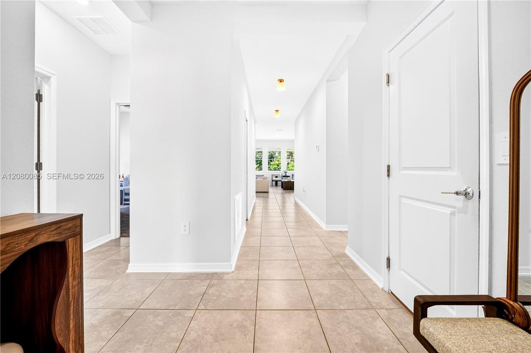 En Venta: $415,000 (4 camas, 2 baños, 1843 Pies cuadrados)